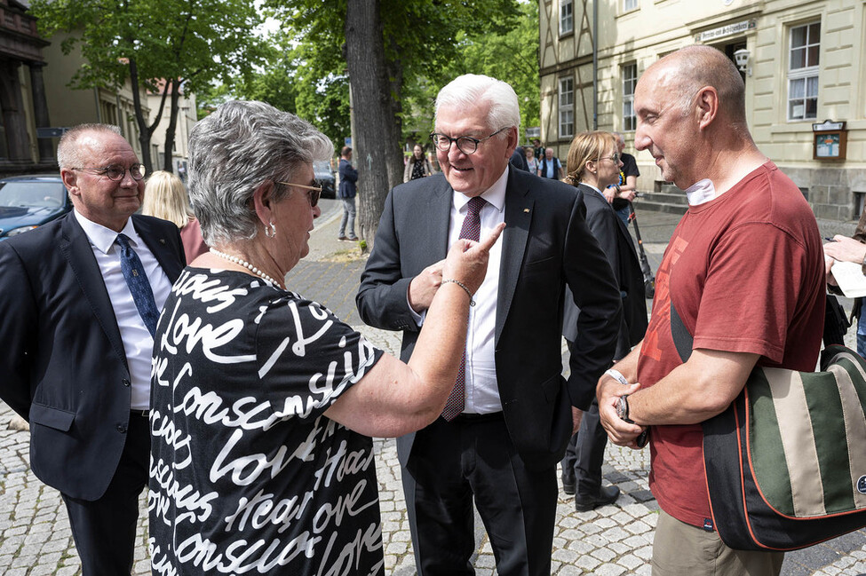 Bundespräsident Frank-Walter Steinmeier begegnet Bürgerinnen und Bürgern auf dem Weg zum Rathaus von Quedlinburg